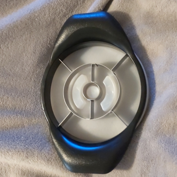 The Pampered Chef Kitchen The Pampered Chef Pineapple Slicer Poshmark